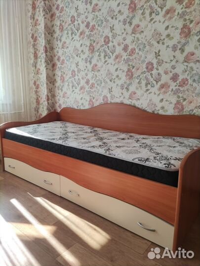 Кровать односпальная с ортопедическим матрасом