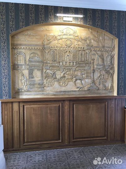 Барельеф на стене в интерьере