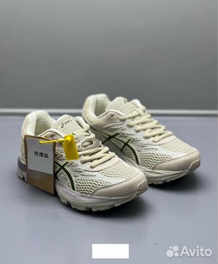 Кроссовки женские