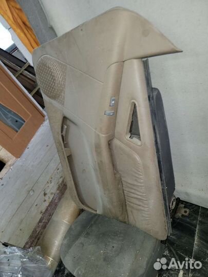 Обшивка карта двери передня на блейзер 1993г