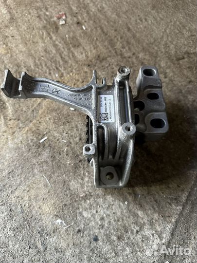 Подушка двигателя правая Skoda Octavia A7