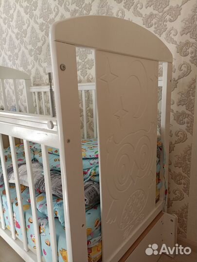 Детская кроватка с продольным маятником