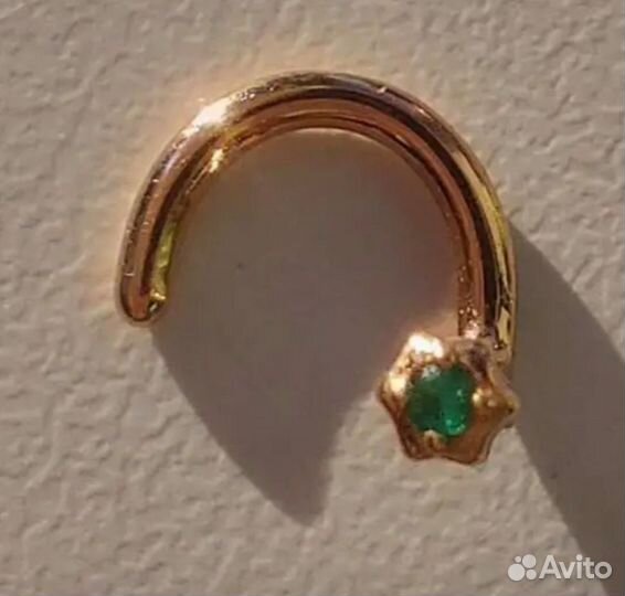 Пирсинг в нос золото изумруд