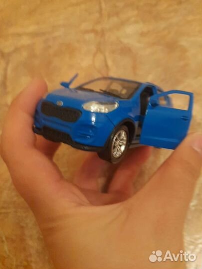 Игрушечный кроссовер KIA машинка