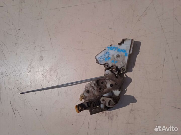 Замок двери передний правый Nissan Terrano 2