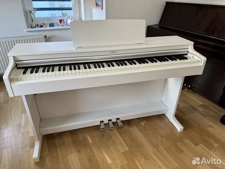 Белое цифровое пианино Yamaha YDP-164