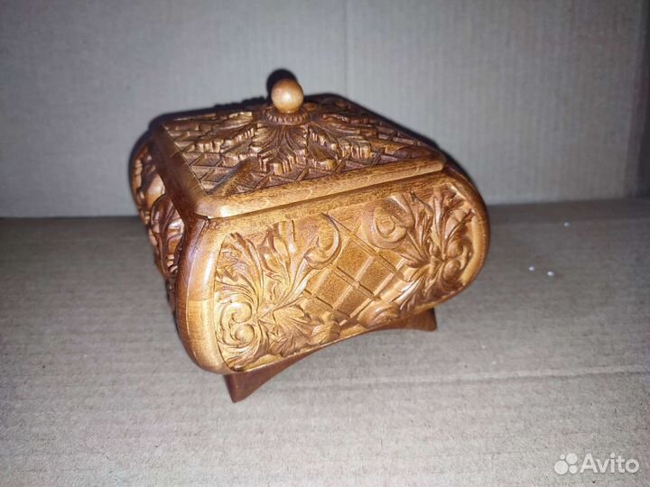 Деревянная шкатулка