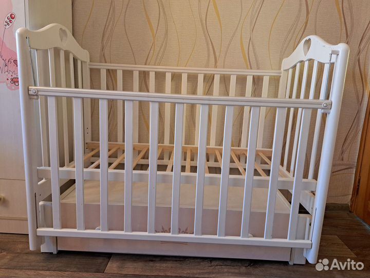 Детская кроватка с маятником