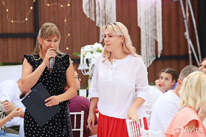 Ведущая-поющая