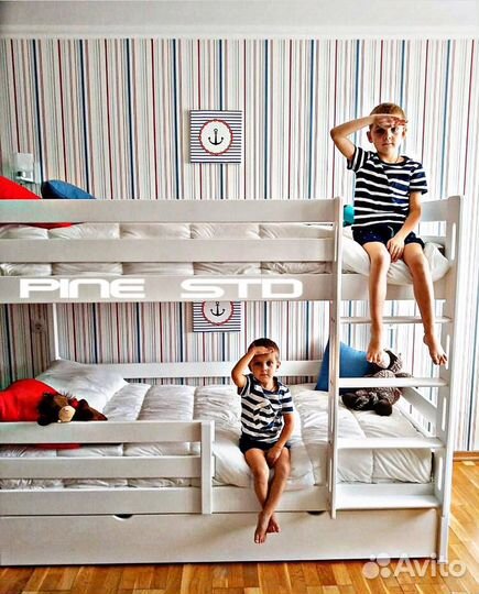 Двухъярусная кровать с безопасной лестницей