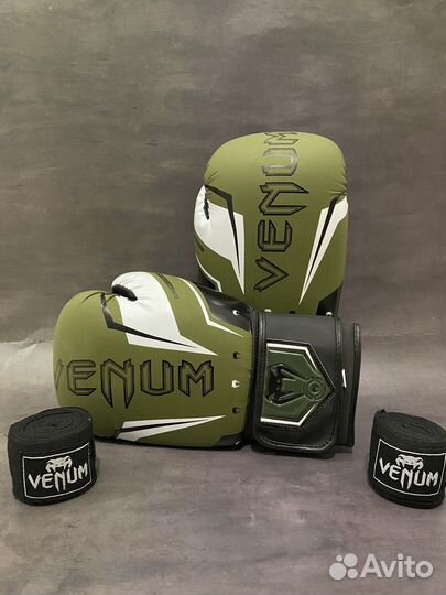 Боксерские перчатки Venum 12oz новые