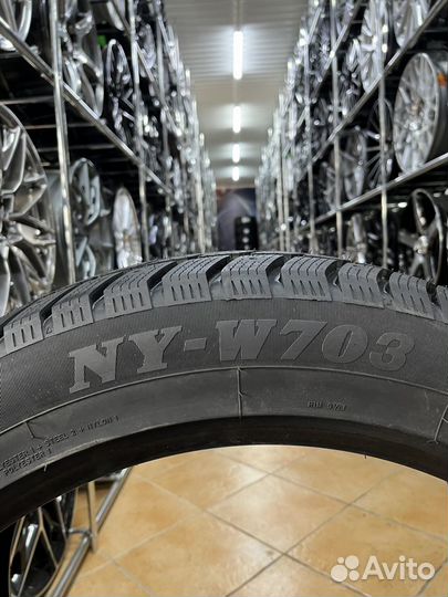 ONYX NY-W703 285/45 R22