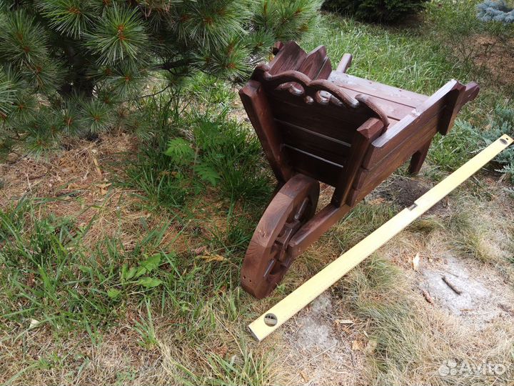 Тачка деревянная декоративная для ландшафта