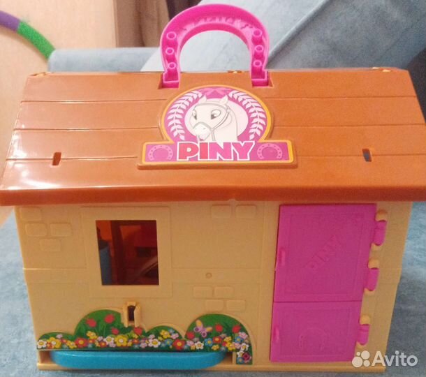 Игрушечная конюшня-домик