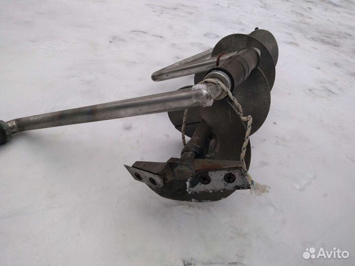 Ледобур и сани для зимней рыбалки