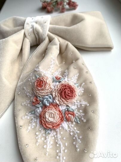Бант ручной работы с авторской вышивкой