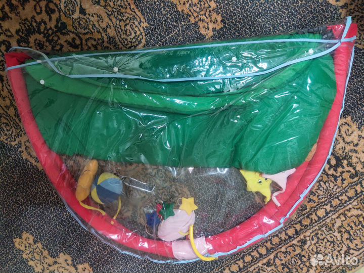 Детский развивающий коврик с дугами и игрушками