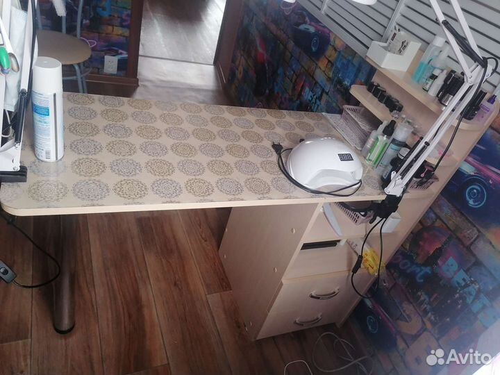 Маникюрный стол