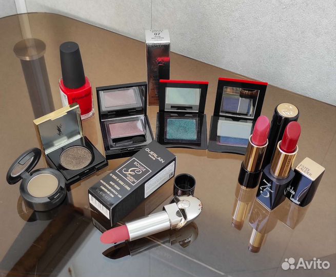Косметика: тени, помады, карандаши