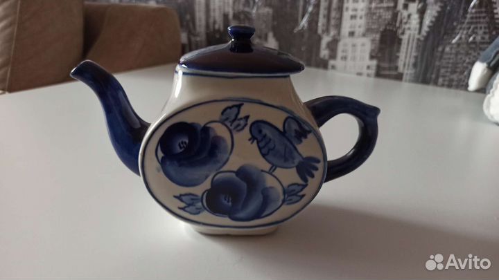 Гжель. Фарфоровый чайник