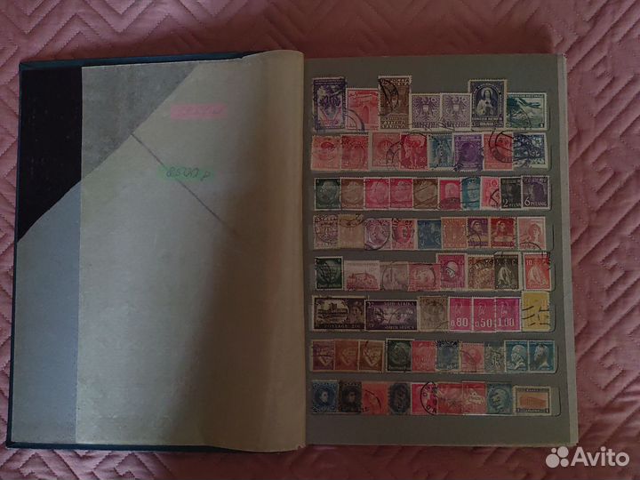 Коллекция старинных марок в альбоме, 1221 штука