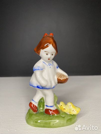 Статуэтка Девочка Кормит Цыплят Бронницы