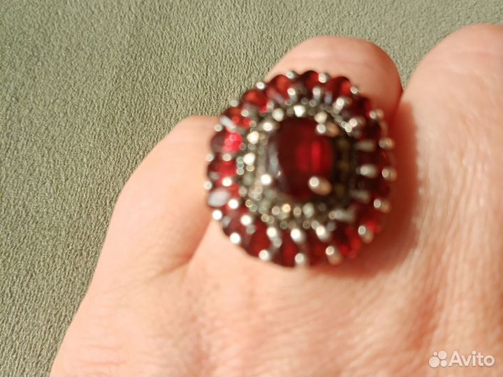 Кольцо с гранатом