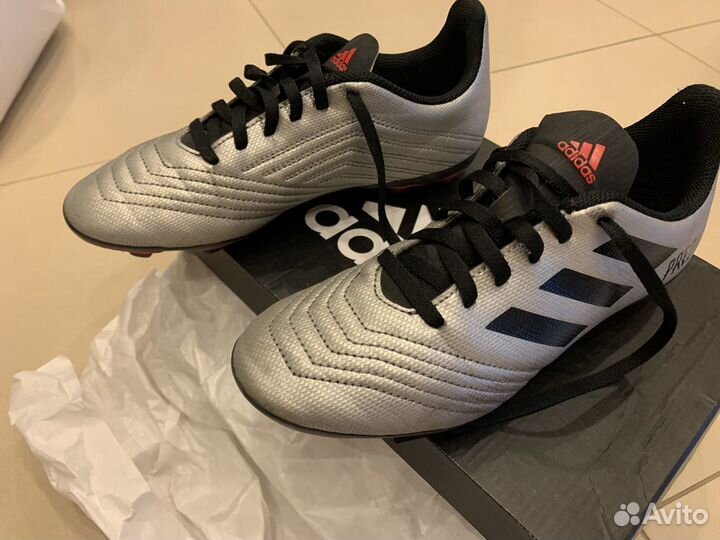 Футбольные бутсы adidas