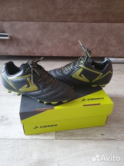 Детские футбольные бутсы