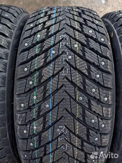 Zmax Winternova Stud II 215/50 R17