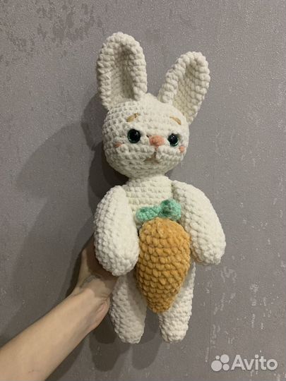 Плюшевый вязаный зайка