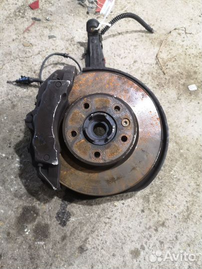 Ступица левая с суппортом Volkswagen Touareg 7L