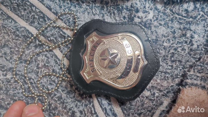 Полицейский жетон