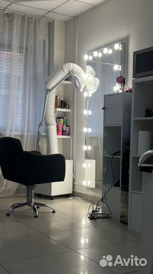 Настенное зеркало с лампочками