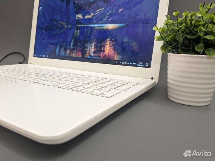 Мощный ноутбук Asus i3-4005/6gb/hdd500/nv 920m