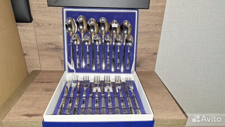 Фужеры для вина, чашки, скатерти, столовые прибор