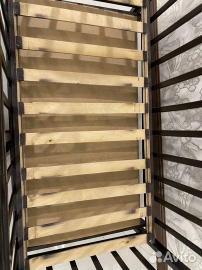 Детская кроватка с маятником и ящиком