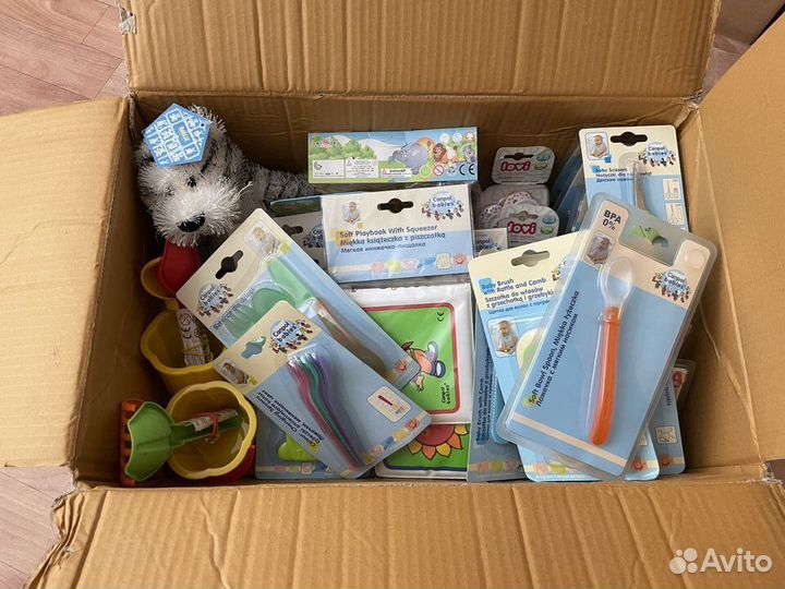 Коробка с детскими вещами: аксессуары, игрушки, тд