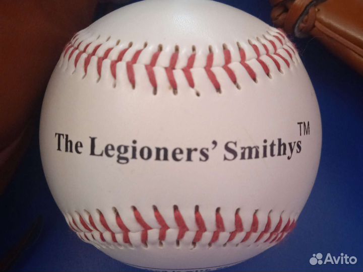 Бейсбольные перчатки и мяч