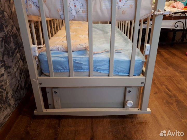 Детская кроватка с маятником