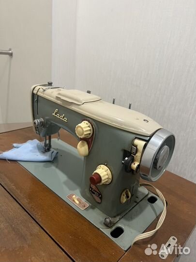 Швейная машина LADA