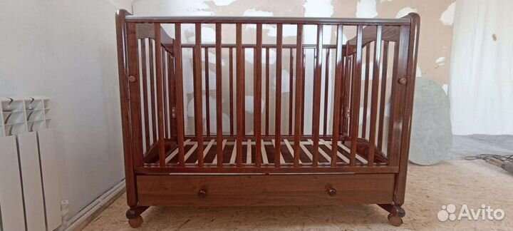 Детская кроватка с маятником