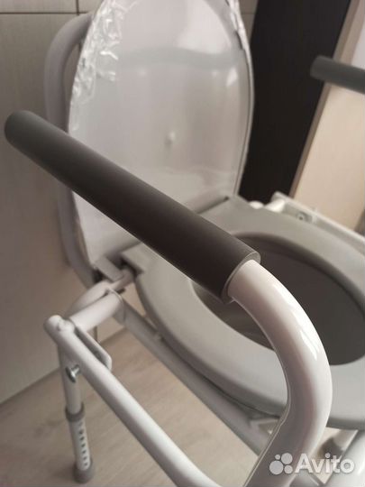 Кресло стул-туалет с поручнями