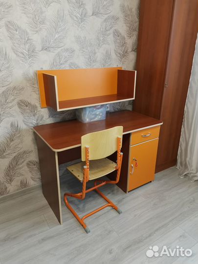 Стол письменный школьный с полкой и стулом