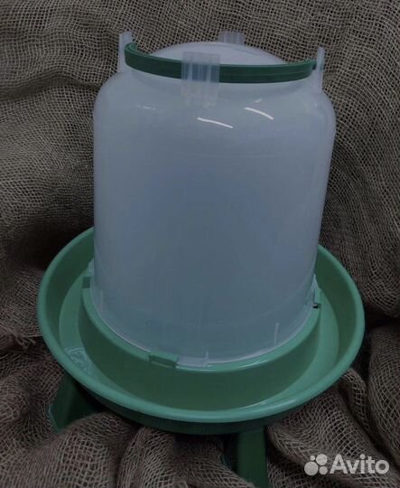 Поилки и кормушки для птиц