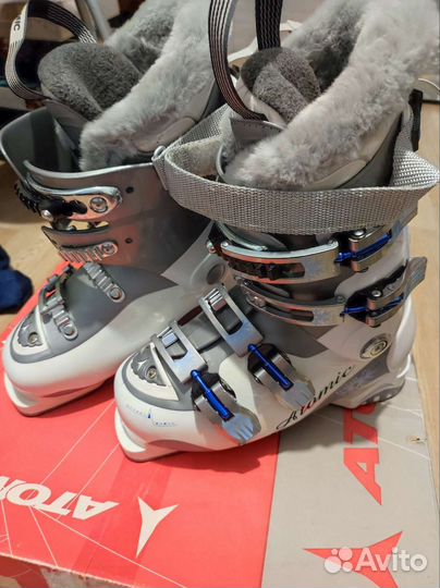 Горнолыжные ботинки atomic