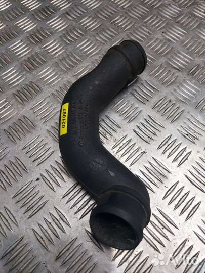 Патрубок интеркулера Volkswagen Passat B4 1H014584