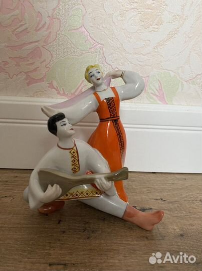Статуэтка. Танцующая пара. Русский танец. Фарфор