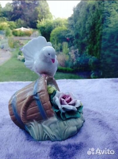 Испанская фарфоровая статуэтка Голубь