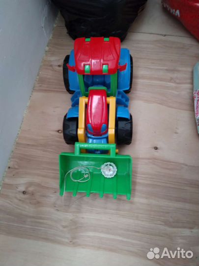 Трактор игрушка